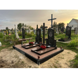 Кам'яний килим на кладовищі фото