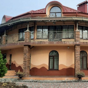 Приватний будинок, облицьований штукатуркою короїд фото