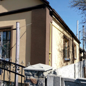 Будинок у світлих тонах із штукатуркою короїд фото