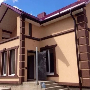 Вхідна зона приватного будинку, облицьована штукатуркою короїд фото