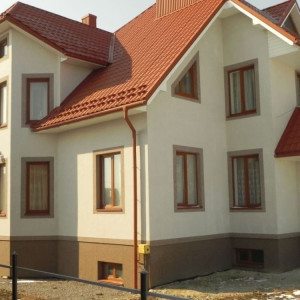 Декоративна штукатурка короїд в оздобленні фасаду приватного будинку фото
