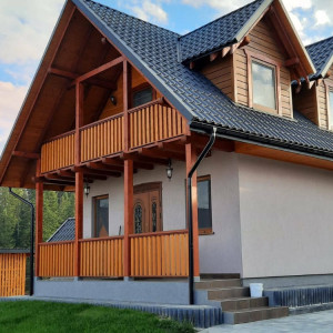 Будинок із оздобленням штукатуркою баранек фото