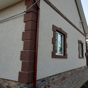 Декоративна мозаїчна штукатурка в оздобленні фасаду приватного будинку фото