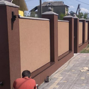Мозаїчна штукатурка на паркані фото