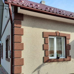Оздоблення приватного будинку мозаїчною штукатуркою фото