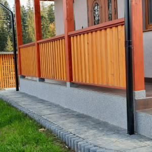 Оздоблення цоколя будинку мозаїчною штукатуркою фото